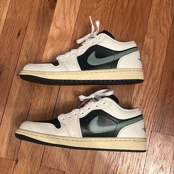 Nike Air Jordan 1 Low - Picture 5 of 9